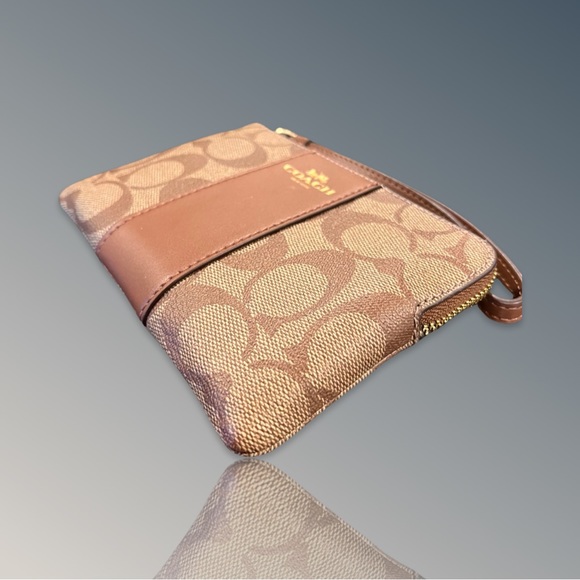 Coach 58035 Corner Zip Wristlet Signature Light Khaki
Saddle Leather NWT - Picture 2 of 7